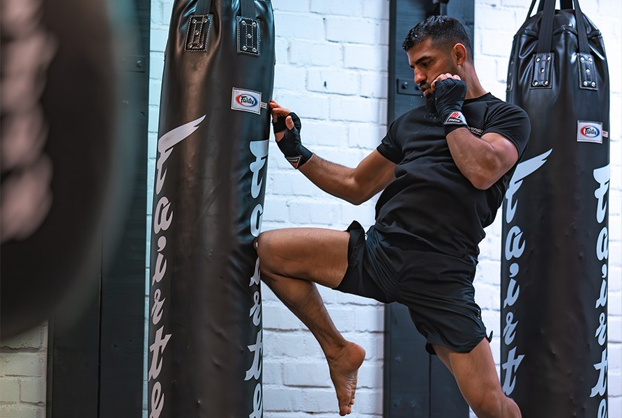 Amir Malekpour sparkar en boxningss�ck.